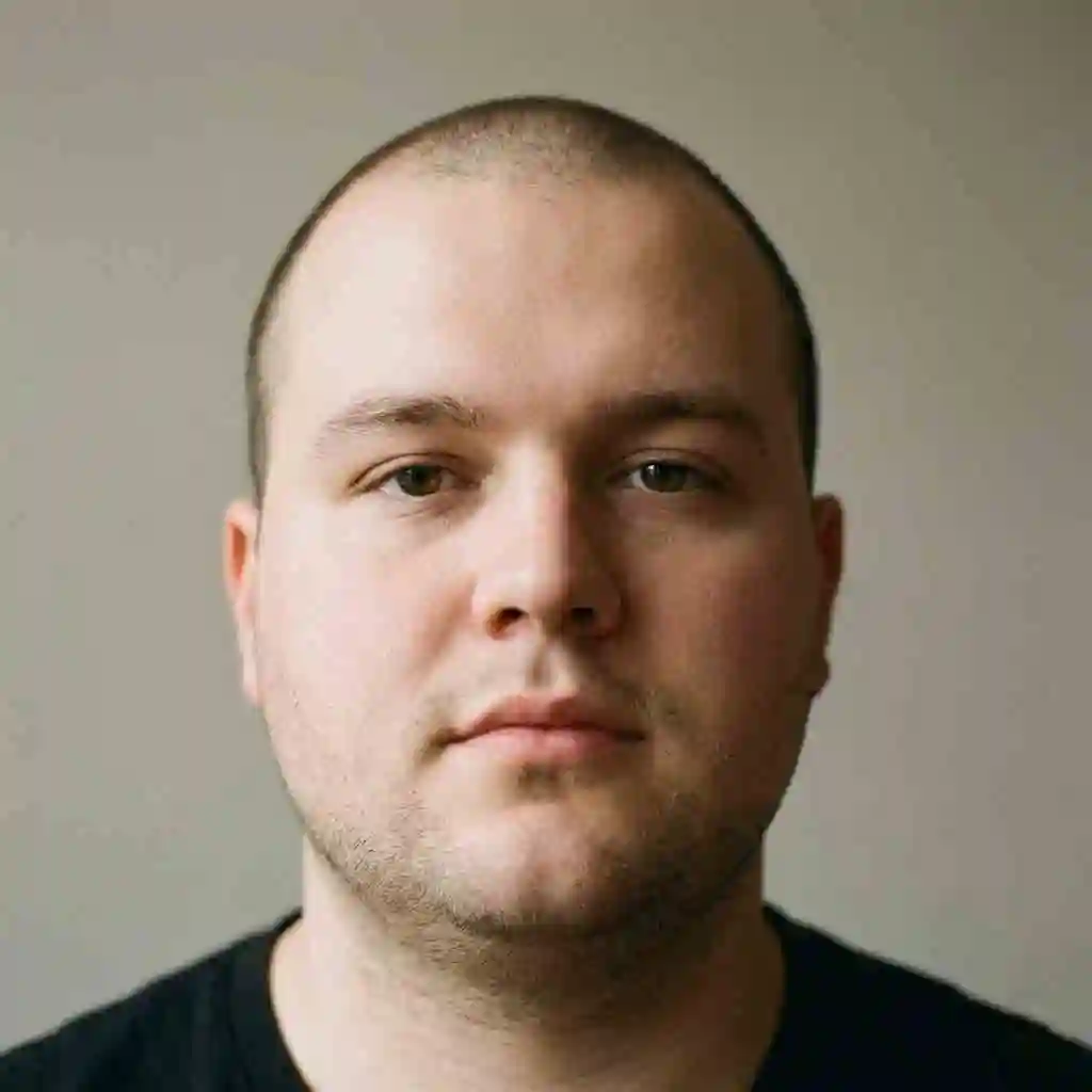 Round face shape illustration highlighted with full cheeks and soft jawline requiring a specific beard for your face shape to add length and create angularity.