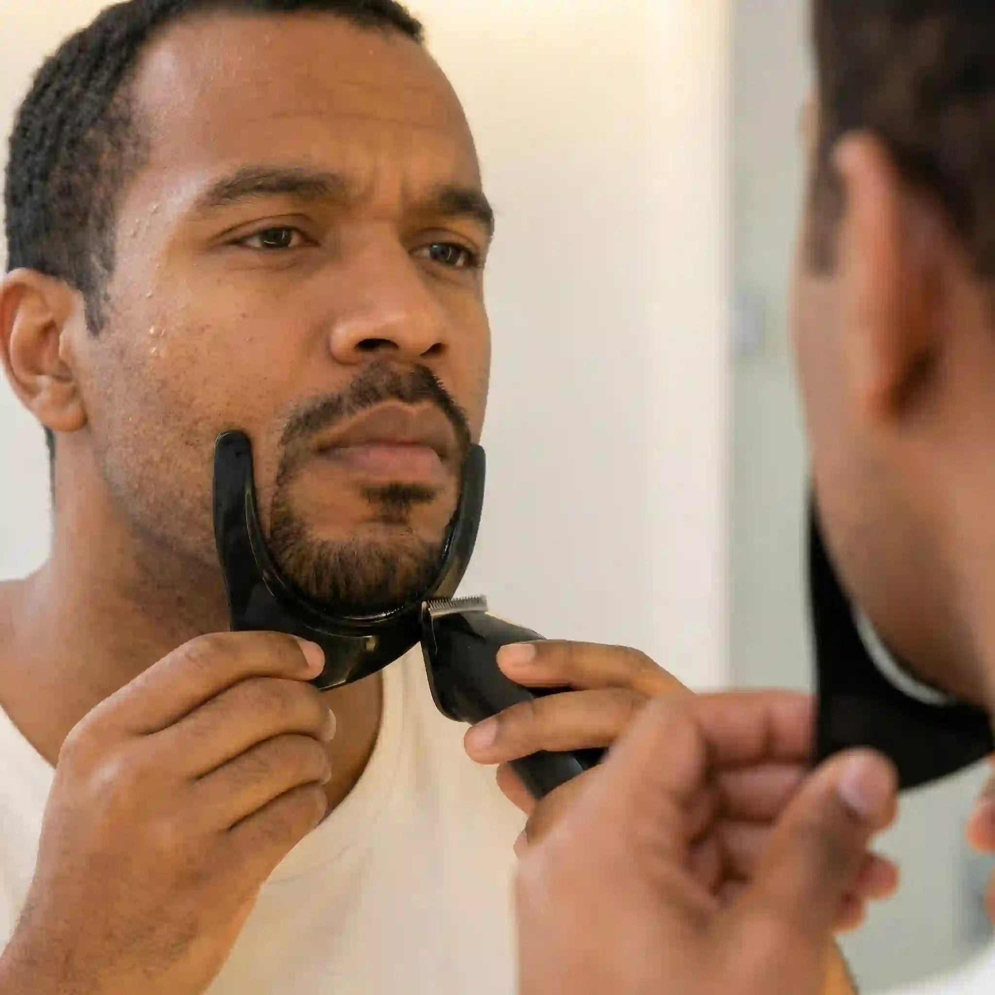 A versatile, multi-purpose shaping template or beard liner tool features smaller curves specifically designed to help you execute precise detailing work around your lips, chin, and mustache for an immaculate goatee.