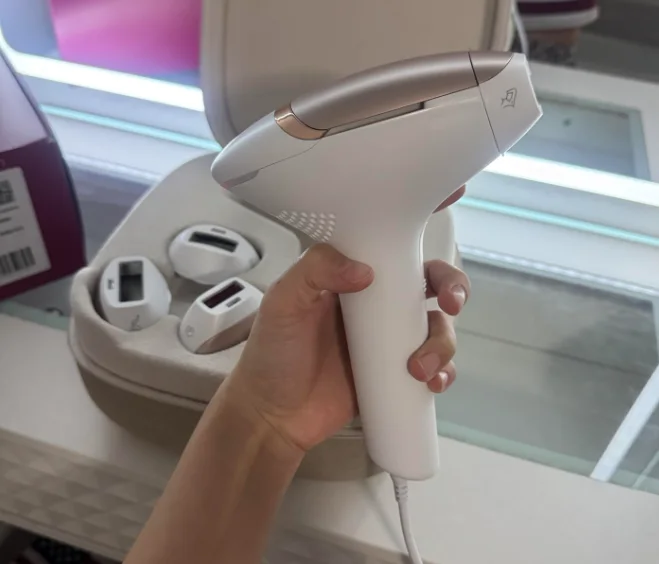 Highlighting the precision attachments of the Philips Lumea 9000 series that make it a highly effective facial hair removal machine for targeting small and delicate areas like the upper lip and chin.